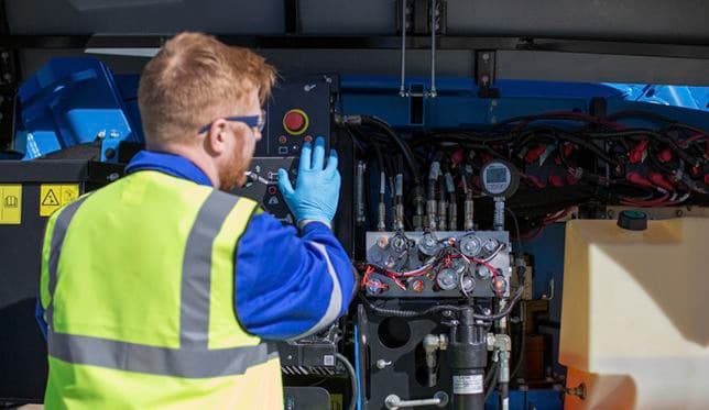 Mecânico arrumando máquina